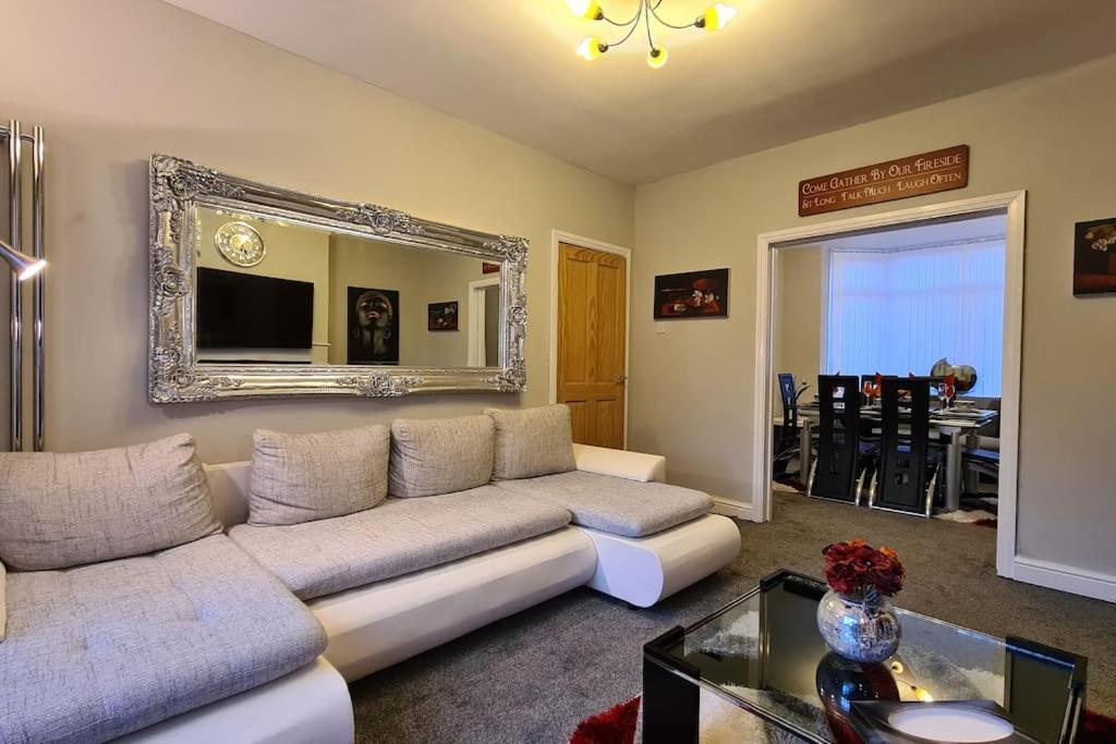 Stunning Holiday Home. Free Parking. Manchester Exterior photo